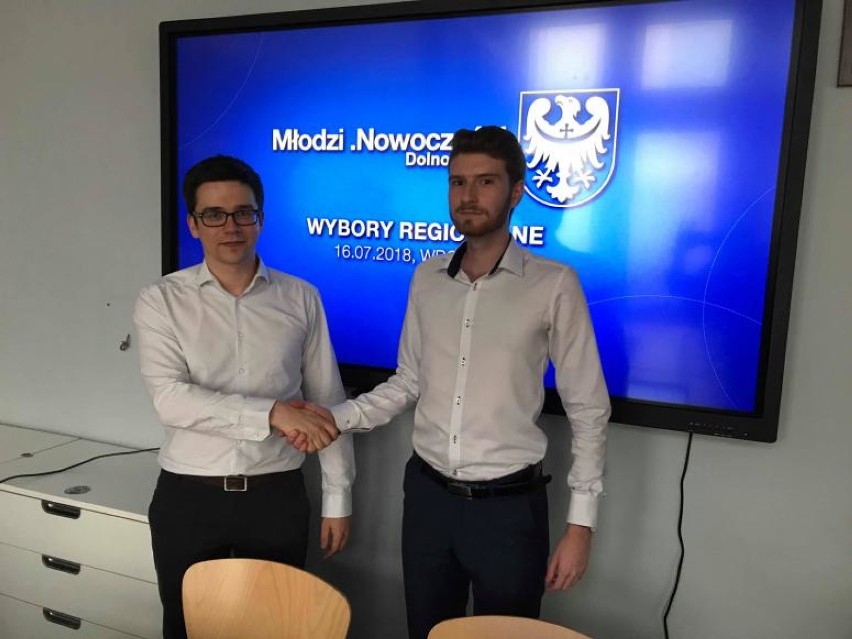 Paweł Czuliński (z lewej) w lipcu pożegnał się ze stanowiskiem przewodniczącego Młodzi .Nowocześni na Dolny Śląsk. Od listopada będzie rządził Twardogórą
