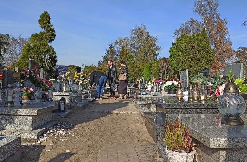 Wszystkich Świętych 2022 - Rawicz. Na cmentarzu w Rawiczu trwają ostatnie przygotowania do jutrzejszego święta [ZDJĘCIA]