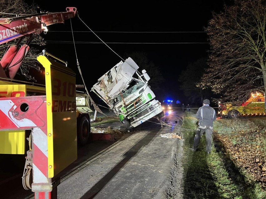 Kłecko Kolonia. Wypadek ciężarówki przewożącej mięso