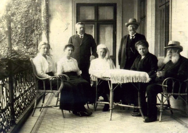 Edmund Fryderyk Knothe (siedzi z prawej, z długimi siwymi wąsami)wraz z żoną Bertą Knothe z domu Paetzold i rodziną