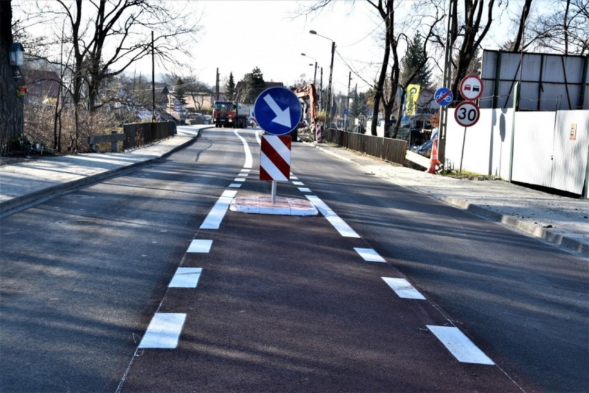 Nowy wygląd ulicy Okrężnej. Do czego służy czerwony asfalt?