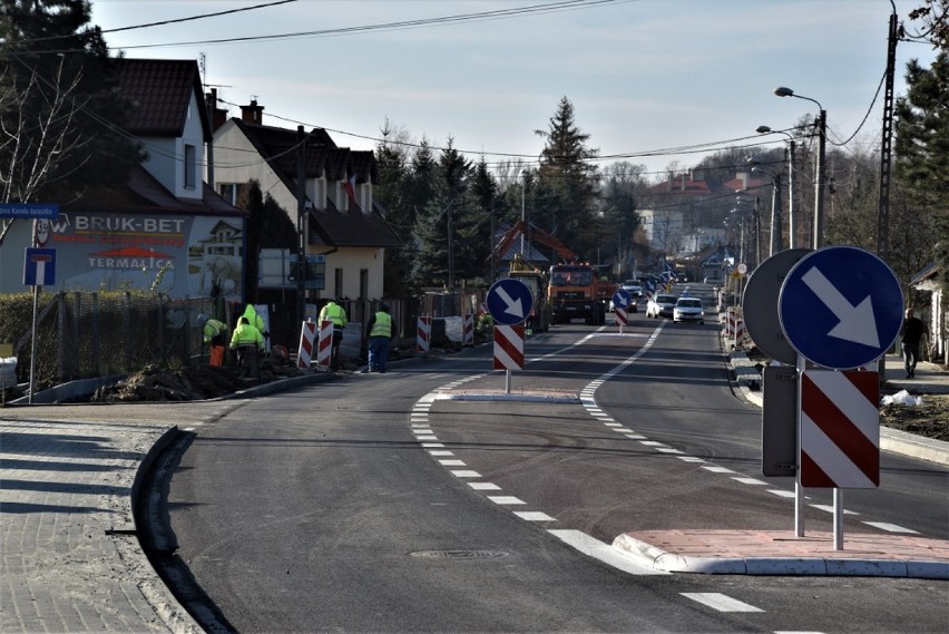 Nowy wygląd ulicy Okrężnej. Do czego służy czerwony asfalt?