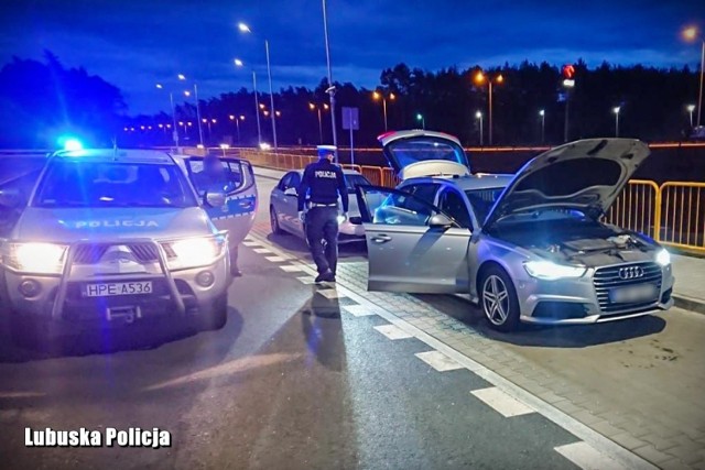 Policjanci z Nowej Soli na drodze S3 zatrzymali do kontroli kierowcę audi. 32-latek zamiast jechać dalej, trafił do aresztu.



Jak poinformowała w środę (26 lutego) policja, do zdarzenia doszło w minioną sobotę. Policjanci z Nowej Soli, którzy pełnili służbę na drogach powiatu nowosolskiego, podczas patrolu drogi S3 między Nową Solą a Zieloną Górą wytypowali do kontroli kierowcę audi. Poprosili go o otwarcie bagażnika samochodu. Tam zauważyli dwie duże podróżne torby. Znajdowały się w nich worki foliowe z zawartością suszu roślinnego - marihuany. 

- Podczas czynności procesowych okazało się, że ujawnionych środków odurzających jest aż 18 kg - zostały one zabezpieczone procesowo. Kierowcą audi okazał się 32-letni obywatel Słowacji. Mężczyznę zatrzymano i przewieziono do komendy Policji w Nowej Soli – informuje st. sierż. Agata Topik, z Komendy Powiatowej Policji w Nowej Soli.

Mężczyzna usłyszał zarzuty posiadania i przewozu wewnątrzwspólnotowego znacznej ilości środków odurzających. We wtorek (25 lutego) na wniosek prokuratury Sąd Rejonowy w Nowej Soli aresztował mężczyznę na trzy miesiące.

oprac. Paweł Wańczko, źródło: st. sierż. Agata Topik, Komenda Powiatowa Policji w Nowej Soli