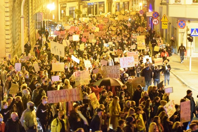 Strajk Kobiet, jaki odbył się wieczorem we wtorek 27 października, zgromadził  jeszcze więcej osób, niż było to w poprzednich dniach.