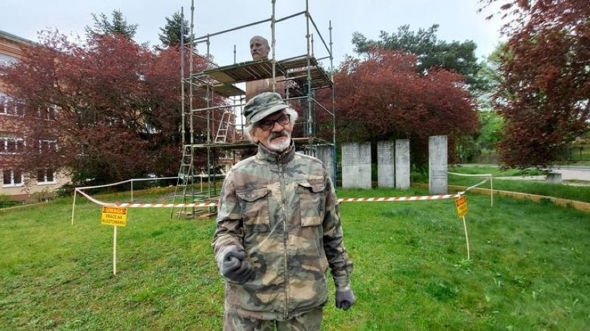 Pomnik Janusza Korczaka wykonany jest z gozdnickiej kamionki