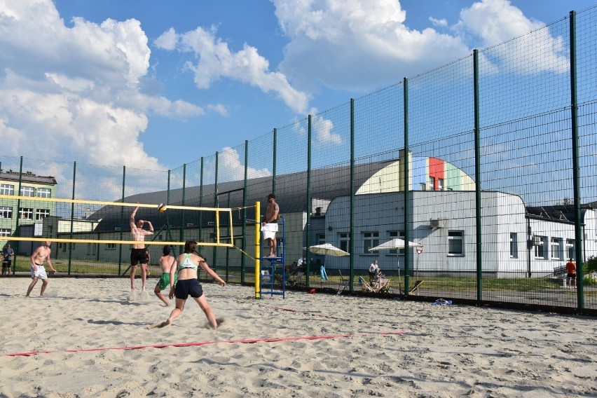 Wakacyjny Otwarty Turniej Siatkówki Plażowej w Staszowie. Rywalizowało 9 zespołów