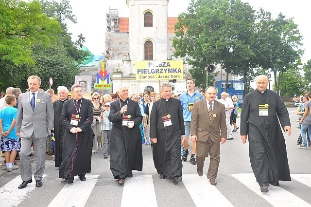 Kolumna pielgrzymów wyrusza na trasę. Na czele biskupi i...