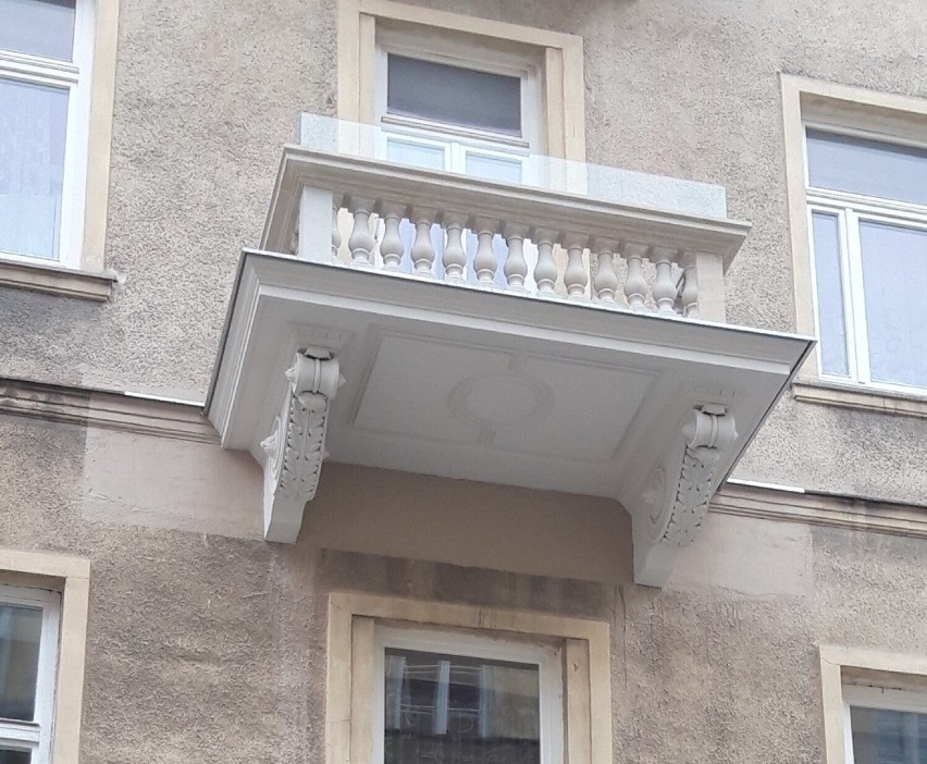 XIX-wieczna kamienica w Śródmieściu odzyskuje dawny wygląd. Na elewacji wybudowano trzy kamienne, bogato zdobione balkony
