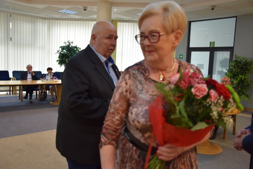 W Urzędzie Miejskim w Suwałkach świętowano złote gody siedmiu par. Były medale, gratulacje i kwiaty [Zdjęcia]