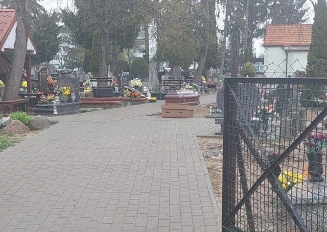 - Trumny z nieboszczykami w środku były pozostawione na cmentarzu na kilkanaście minut - mówi świadek zdarzenia w Bydgoszczy.