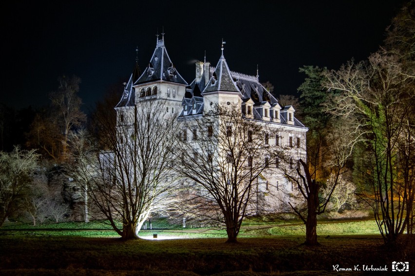 Park i zamek w Gołuchowie po zmroku prezentują się niezwykle klimatycznie