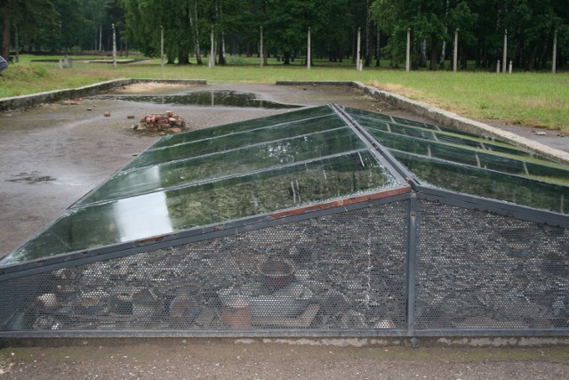 Muzeum Auschwitz-Birkenau. Teren Muzeum Brzezince, miejsce znalezienia fragmentów maszynki, fragmentu łyżeczki oraz dwóch szkieł