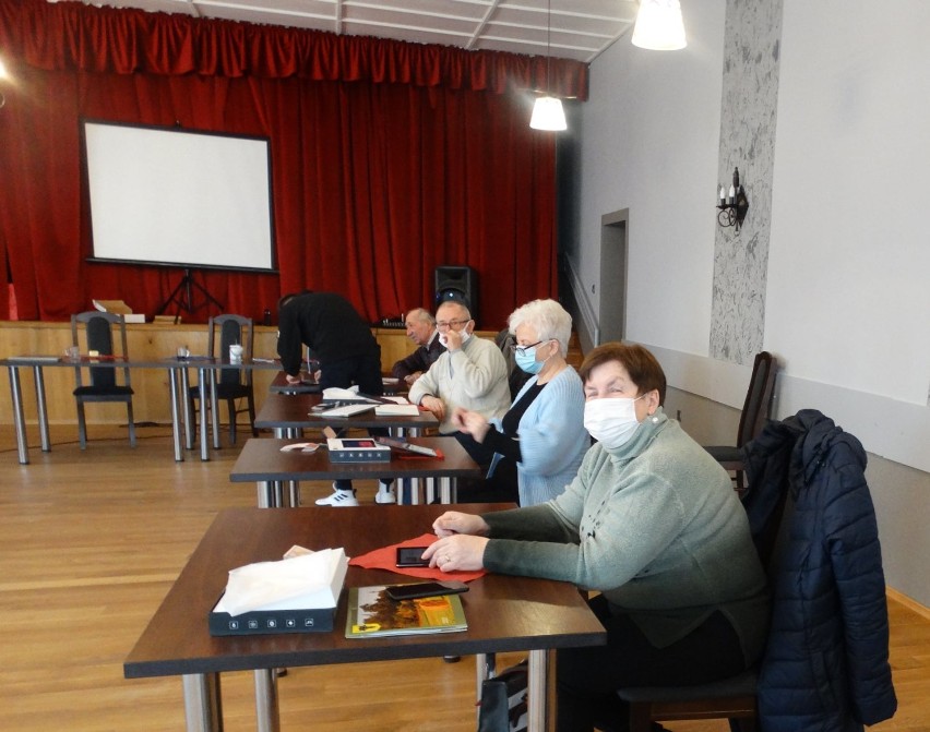 Początkowo zajęcia odbywały się w małych grupach, stacjonarnie w Ośrodku Kultury w Czerminie. Po wprowadzeniu obostrzeń, seniorzy brali udział w szkoleniu online