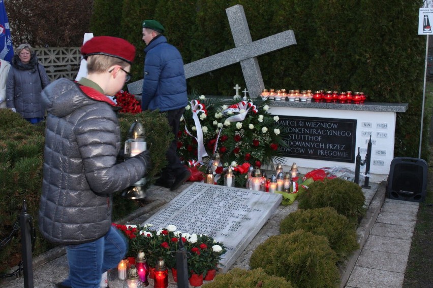 Uczestnicy uroczystości złożyli wieńce i zapalili znicze na zbiorowej mogile ofiar Marszu Śmierci w Pręgowie
