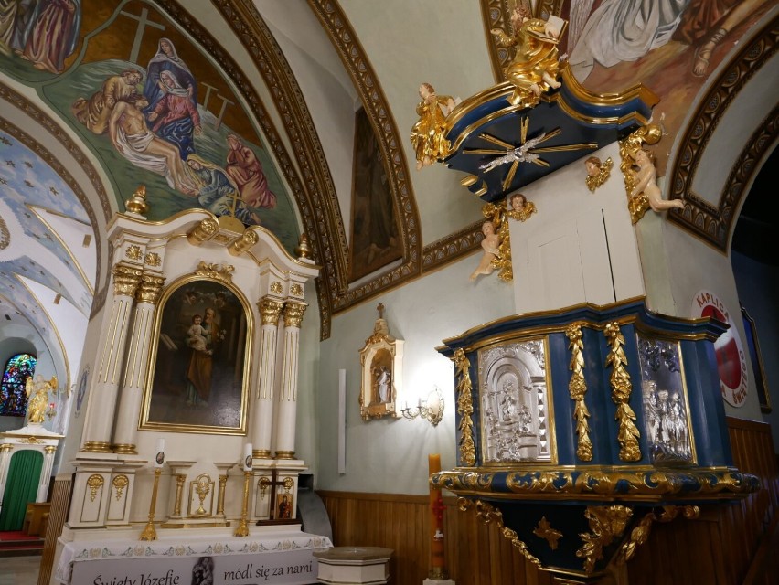 Wnętrza kościoła i Kaplicy Adoracji parafii Narodzenia NMP w...
