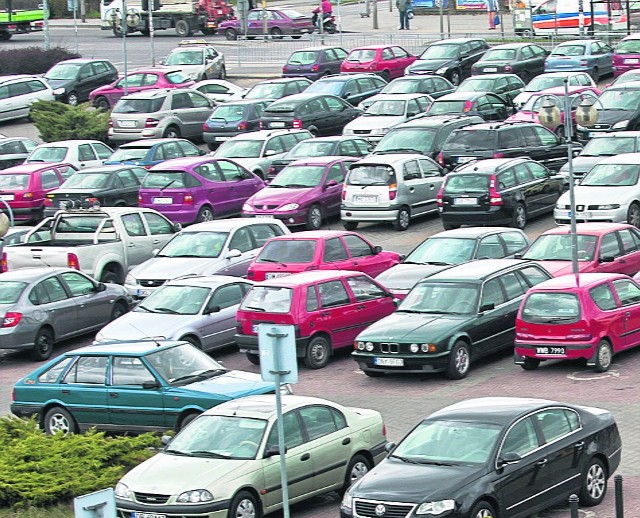 Złodziejom nie przeszkadza nawet monitoring na parkingu