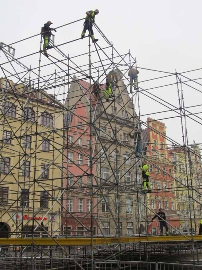 Wrocław: W Rynku stawiają już scenę sylwestrową (ZDJĘCIA)