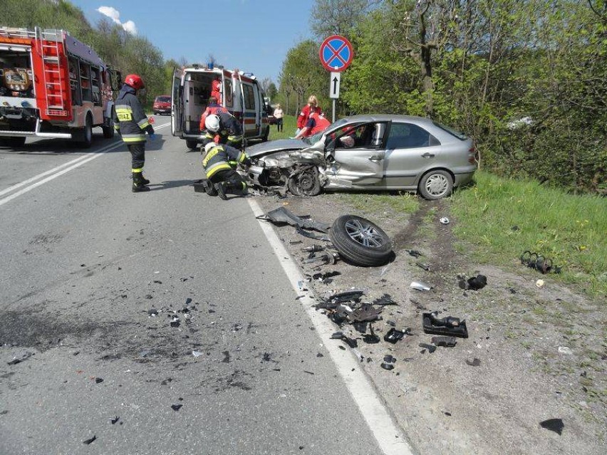 Wypadek zablokował wjazd do Krynicy. Dwa auta rozbite. Ranny kierowca w szpitalu