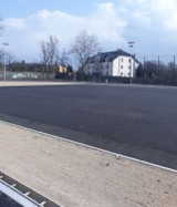 Budowa boiska wielofunkcyjnego przy Szkole Podstawowej nr 13 w Tomaszowie Maz. na finiszu [zdjęcia]