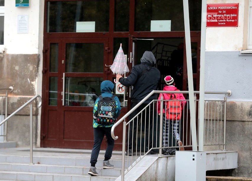 Szczecińskie szkoły mają problem z "antycovidowymi" rodzicami. Coraz więcej szkół przechodzi na naukę zdalną 