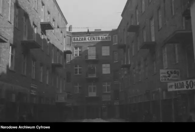 Dom przy ulicy Głowackiego w Sosnowcu. Rok: 1918 – 1932.

Zobacz kolejne zdjęcia. Przesuń zdjęcie w prawo - wciśnij strzałkę lub przycisk NASTĘPNE