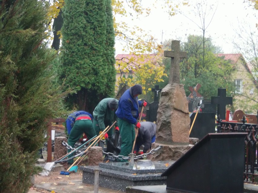Więźniowie z Suwałk porządkowali cmentarz w Augustowie