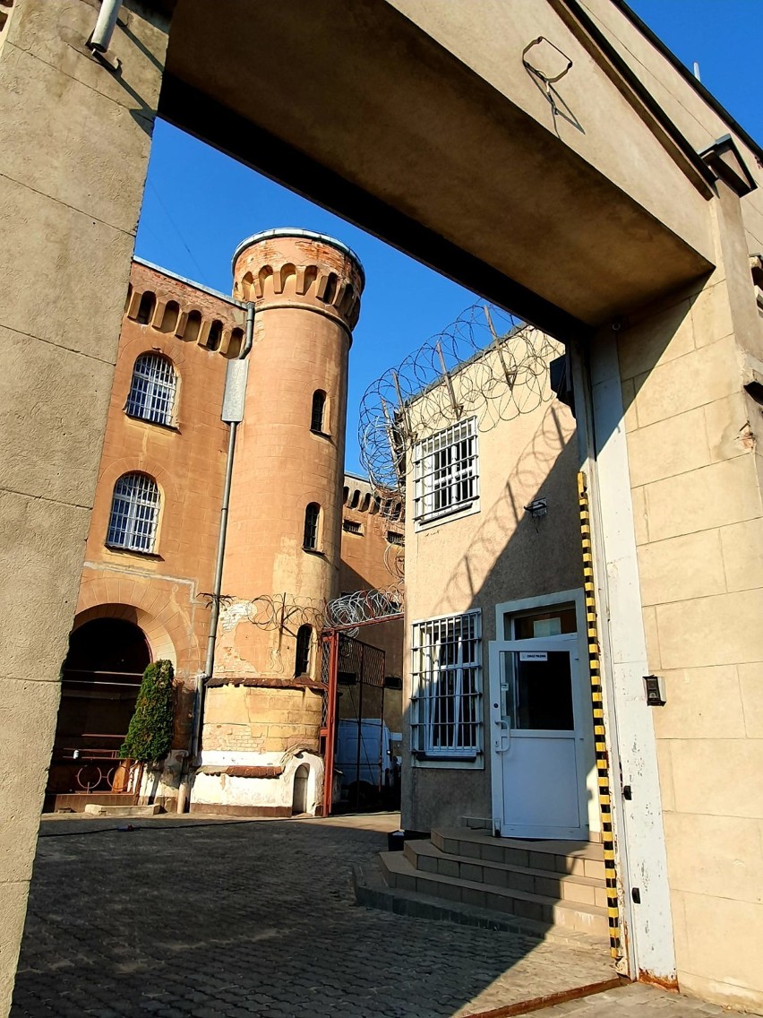 Byłe więzienie w Kaliszu będzie najnowocześniejszym miejscem szkolenia służb penitencjarnych w Europie. Zobacz jak wygląda były ZK w środku 