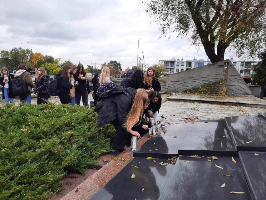 "Szkoła pamięta" w Radomsku. Uczniowie radomszczańskich szkół odwiedzili groby i miejsca pamięci
