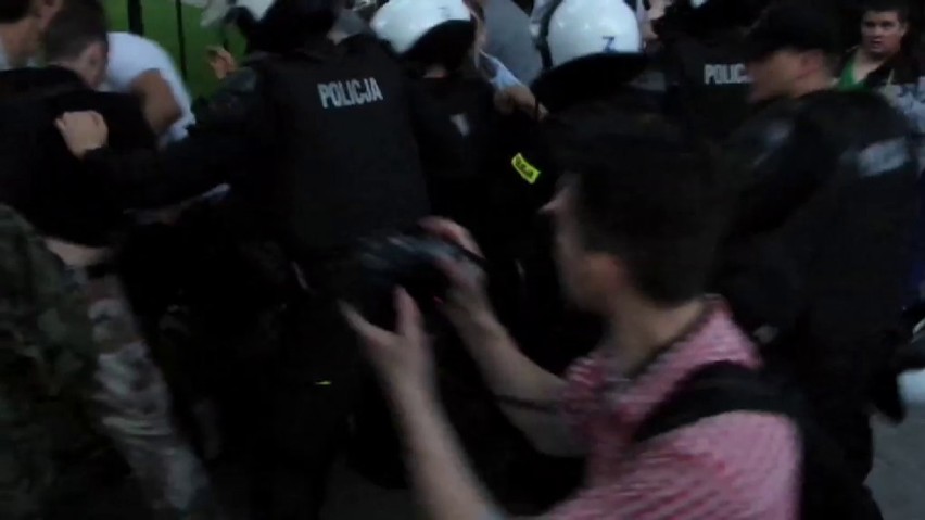 Narodowcy pobili się z policją. Protest w sprawie "afery...