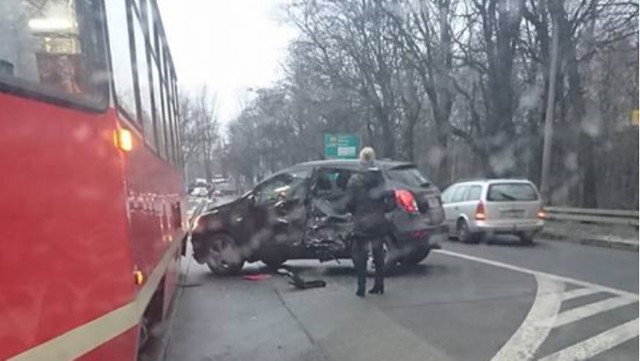 Kolizja na rondzie w Chebziu