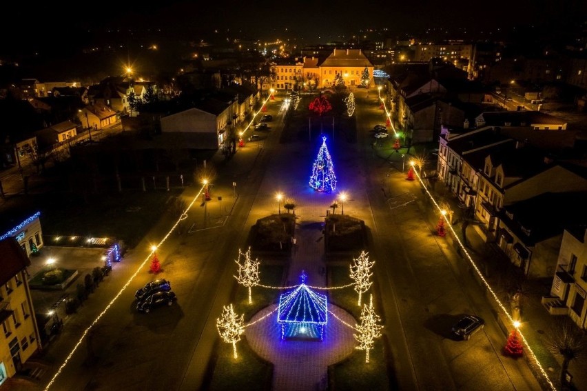 Zjawiskowe iluminacje świąteczne w Opatowie. Jest pięknie! Zobacz ZDJĘCIA Z DRONA