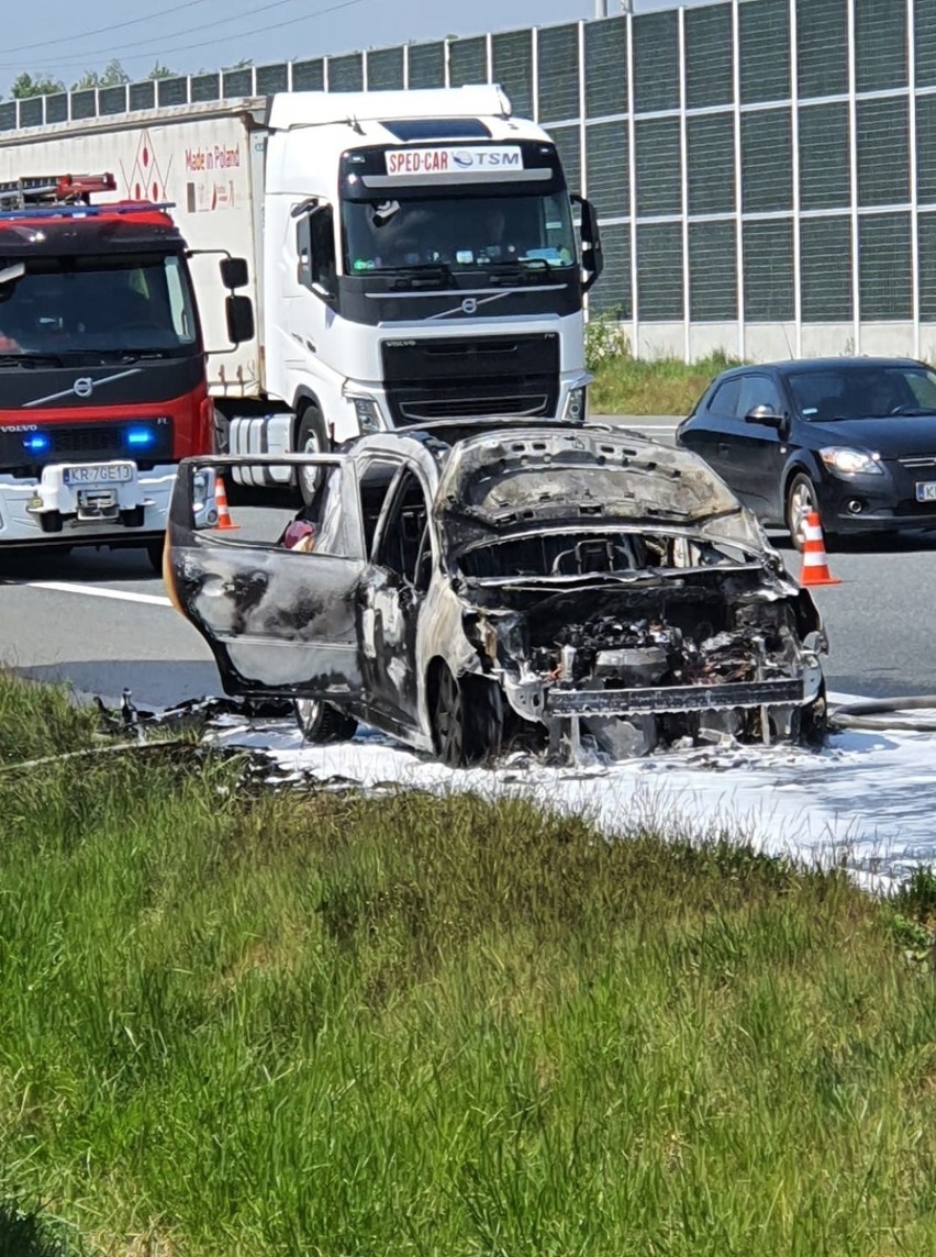 Pożar samochodu na autostradzie A4 pod Brzeskiem