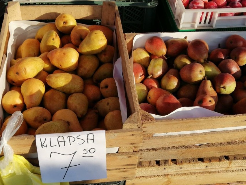 Na targowisku jeszcze lato, ale pachnie też jesienią. Aronia, borówka, maliny, kabaczki, grzyby itd. Zobacz ceny