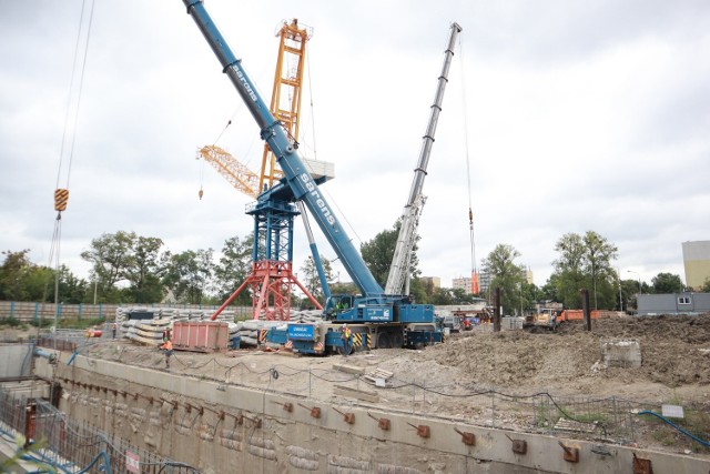 Mieszkańcy domu przy ul. Zana skarżą się, że przez wiercenie tunelu kolejowego pod Łodzią doszło do uszkodzenia budynku. Na ścianie oraz fundamentach pojawiły się pęknięcia, nie domyka się okno, a podłoga zaczęła się przechylać. Lokatorzy boją się o swoje bezpieczeństwo.

Pani Katarzyna (imię zmienione na jej prośbę) z rodziną w domu przy ul. Zana mieszka niemal 22 lata. Budynek, w którym przebywają w sumie dwie rodziny, ma 113 lat i - jak twierdzi lokatorka - do momentu drążenia tunelu - nic złego się z nim nie działo. Uszkodzenia zauważyła między jednym a drugim pobytem w hotelu, do którego lokatorzy byli przenoszeni na czas prac wielkiego kreta.

Czytaj dalej





..