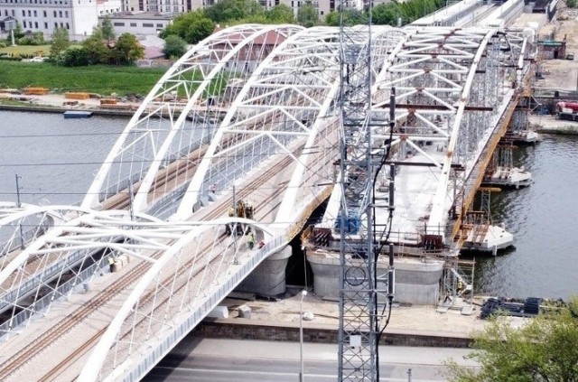 Kładka Zabłocie - Grzegórzki powstaje na jednym z trzech mostów kolejowych nad Wisłą. Do realizacji zadania potrzebna jest likwidacja słupa energetycznego.