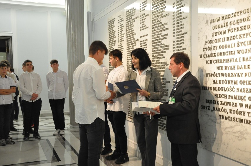 Chełm. Uczniowie - krwiodawcy z ZST odwiedzili Sejm, Powązki, Łazienki i muzeum w Dęblinie. Zobacz zdjęcia 		