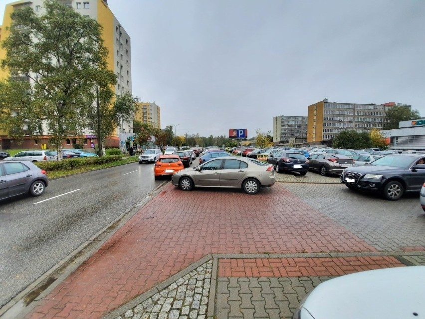 Kolejka do punktu drive-thru na osiedlu Paderewskiego