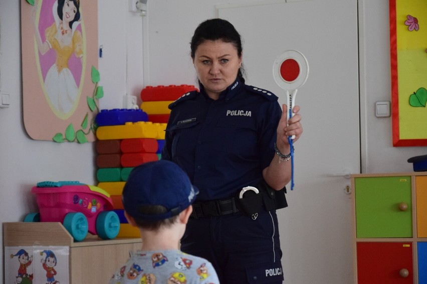 Policjanci z lekcją o bezpieczeństwie u przedszkolaków z PP 10 w Radomsku ZDJĘCIA
