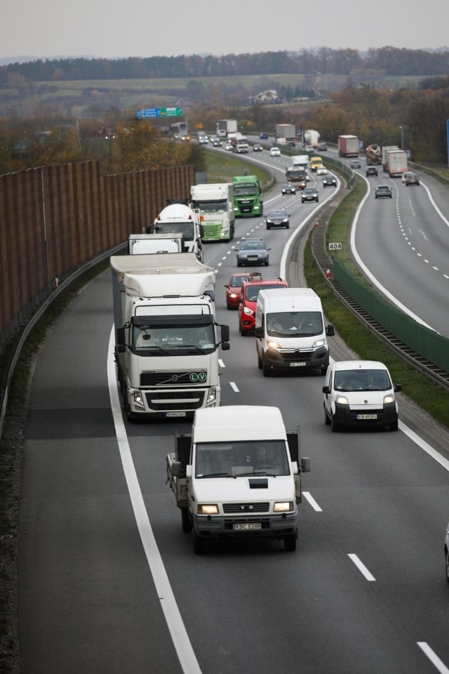 Powstanie dodatkowy pas dla samochodów na autostradzie A4