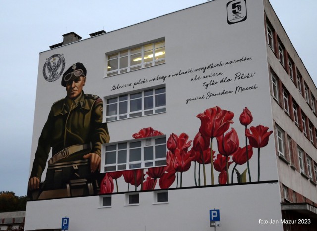 Mural generała Maczka na ścianie szkoły nr 5 przy ul. Nocznickiego w Żaganiu