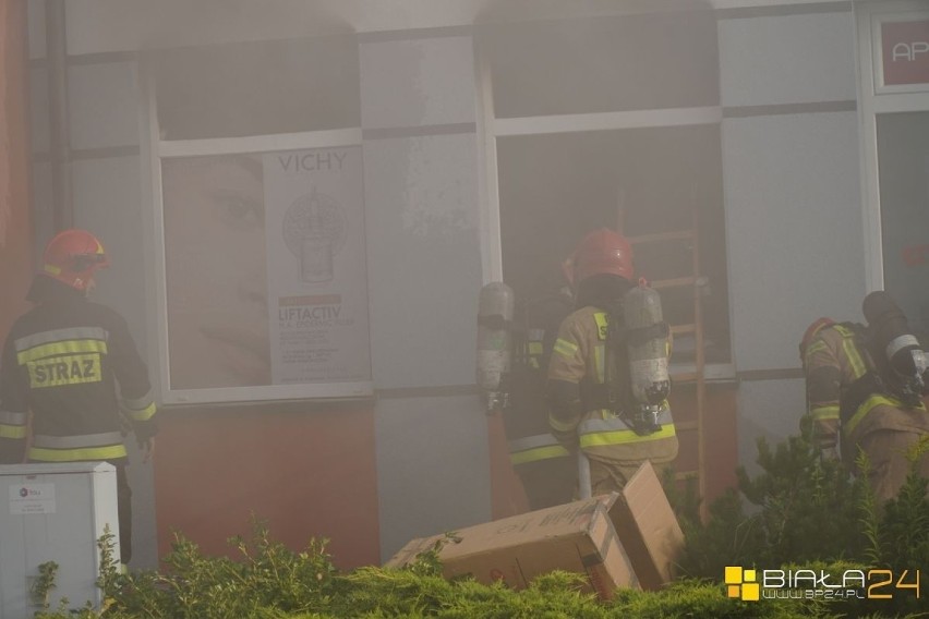 Niedzielny pożar w Białej Podlaskiej. Dym wydobywał się z apteki  