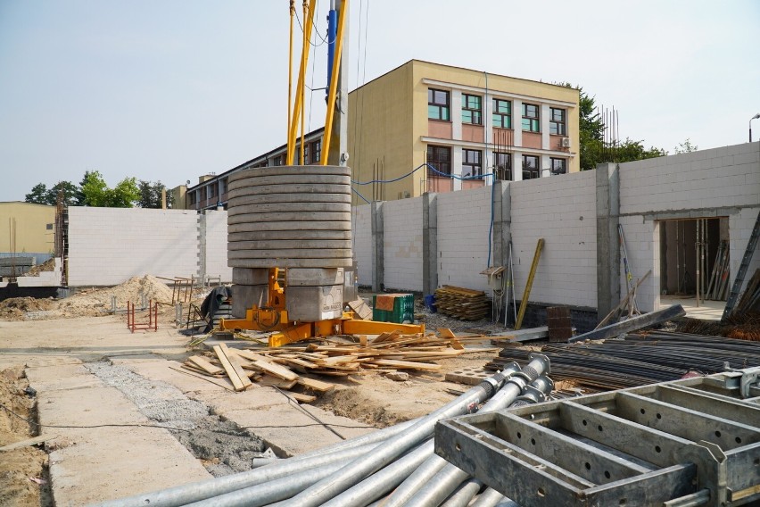 Pną się ściany nowej hali sportowej przy "Żeromskim", najstarszym liceum w Kielcach  