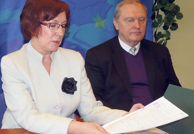 Anna Milczanowska z aktem notarialnym w ręku. Obok Roman Patora, rektor i właściciel SWSPiZ w Łodzi
