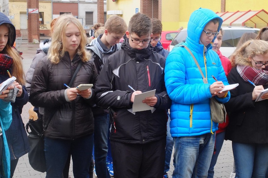 Wałbrzyskie gimnazjum zorganizowało spacer po Śródmieściu z geologiem Jurandem Wojewodą