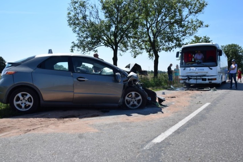 Nowy Dwór Gdański. Zderzenie autobusu z osobówką