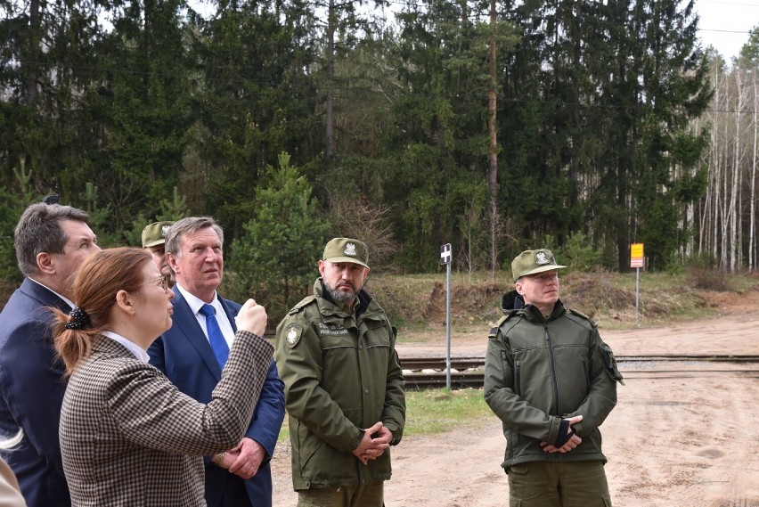 Minister z Łotwy oglądał zaporę na polsko-białoruskiej granicy