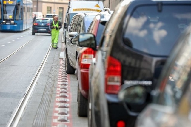 Krakowie ulice: Długa, Piłsudskiego i Karmelicka wciąż mają problem z kierowcami, którzy nieprawidłowo parkują pojazdy