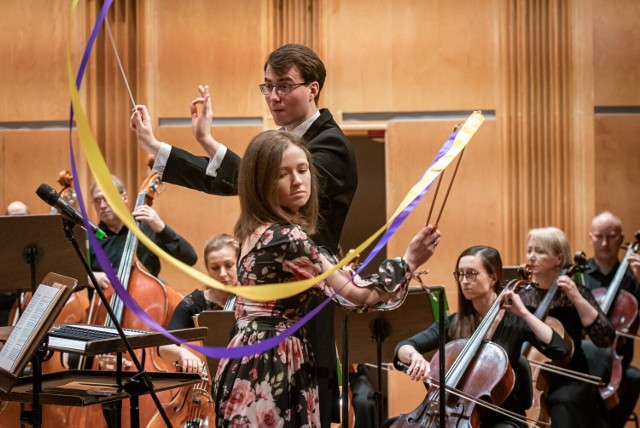 Filharmonia Opolska ma w ofercie koncerty symfoniczne, kameralne, program dla rodzin i wydarzenia edukacyjne.