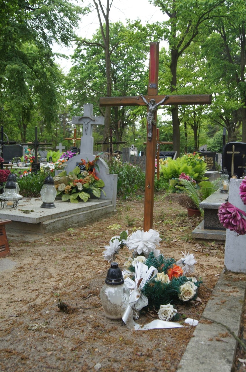 Osjaków: Ksiądz zlecił pomalowanie krzyży na zaniedbanych grobach