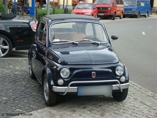 Fiat 500 - "Pięćsetka" produkowana była w latach 1957-1975. Stylizację nadwozia opracował włoski projektant samochodów Dante Giacosa, specjalizujący się również w projektach samochodów sportowych.W całym okresie produkcji w samochodzie montowane były silniki o poj. 479 (13 KM), 499 (17 KM) oraz 594 ccm i mocy 23 KM. Jednostki współpracują z 4-biegową manualną skrzynią biegów. Napęd przenoszony jest na tylne koła.